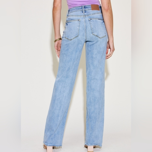 Judy Blue Mid-Rise V-Waist Distressed Denim Straight Leg Raw Hem Mom Jean Pants - Picture 10 of 11